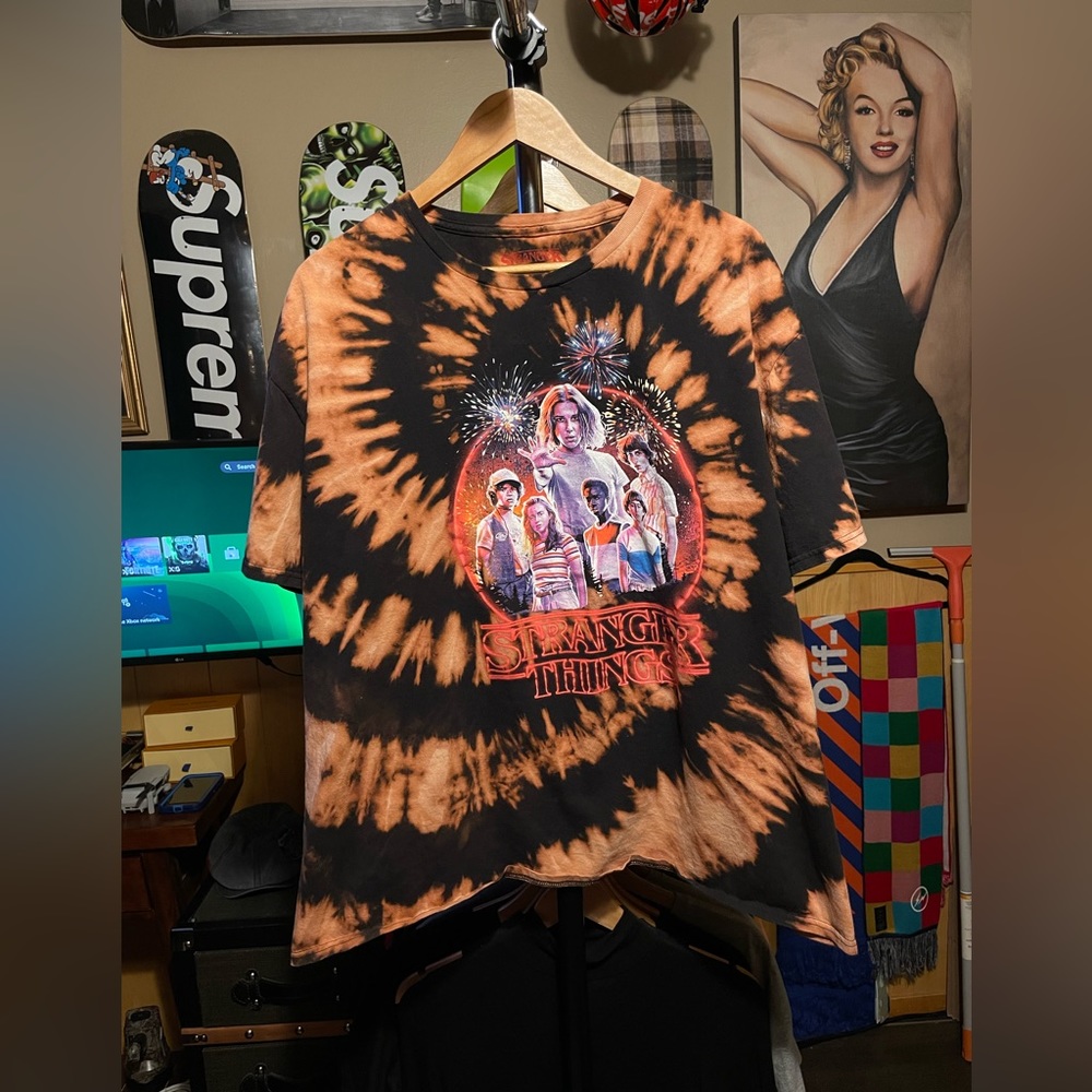 Stranger Things Custom Reverse Dye Spiral Mens Si… - image 1